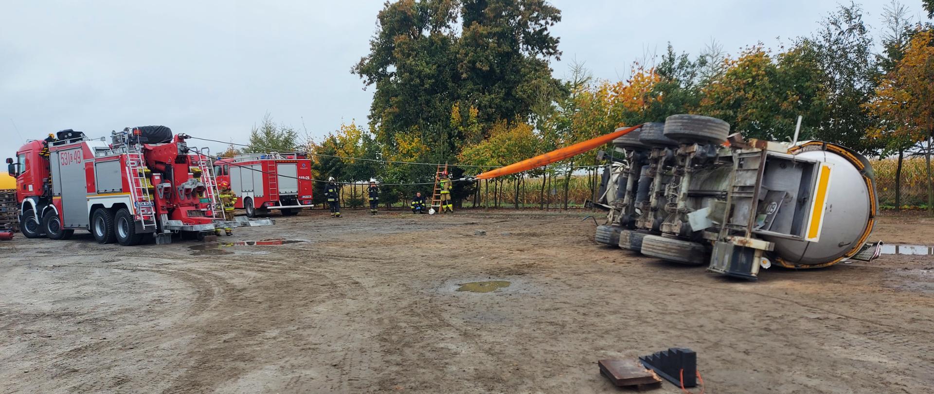 Grupa strażaków na ćwiczeniach