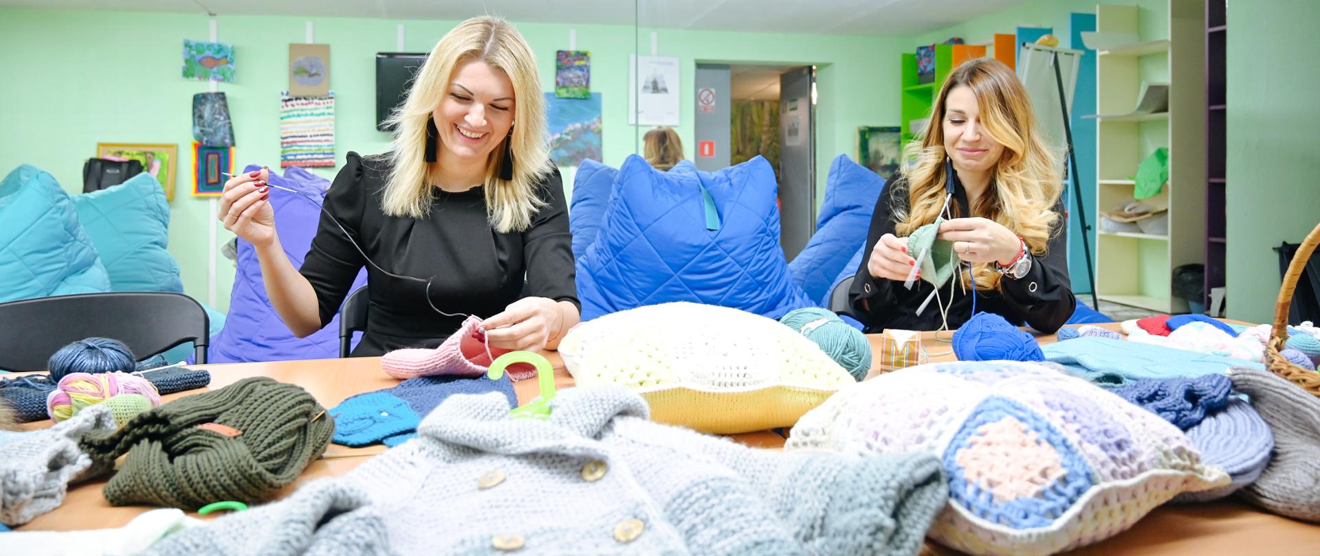 Kobiety szyją czapki