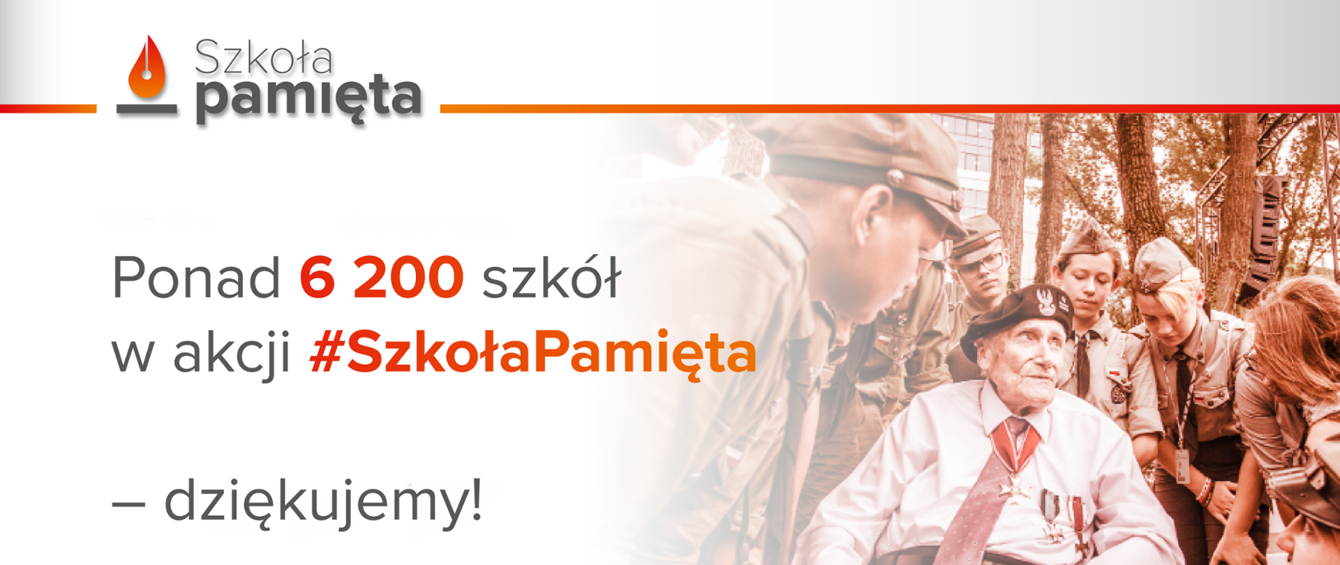 Napis po lewej stronie ponad 6 200 szkół w akcji #Szkoła Pamięta - dziękujemy! Po prawej stronie kombatant w otoczeniu harcerzy.
