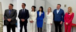 Grupa oficjeli stoi na środku pracowni tomografii komputerowej 