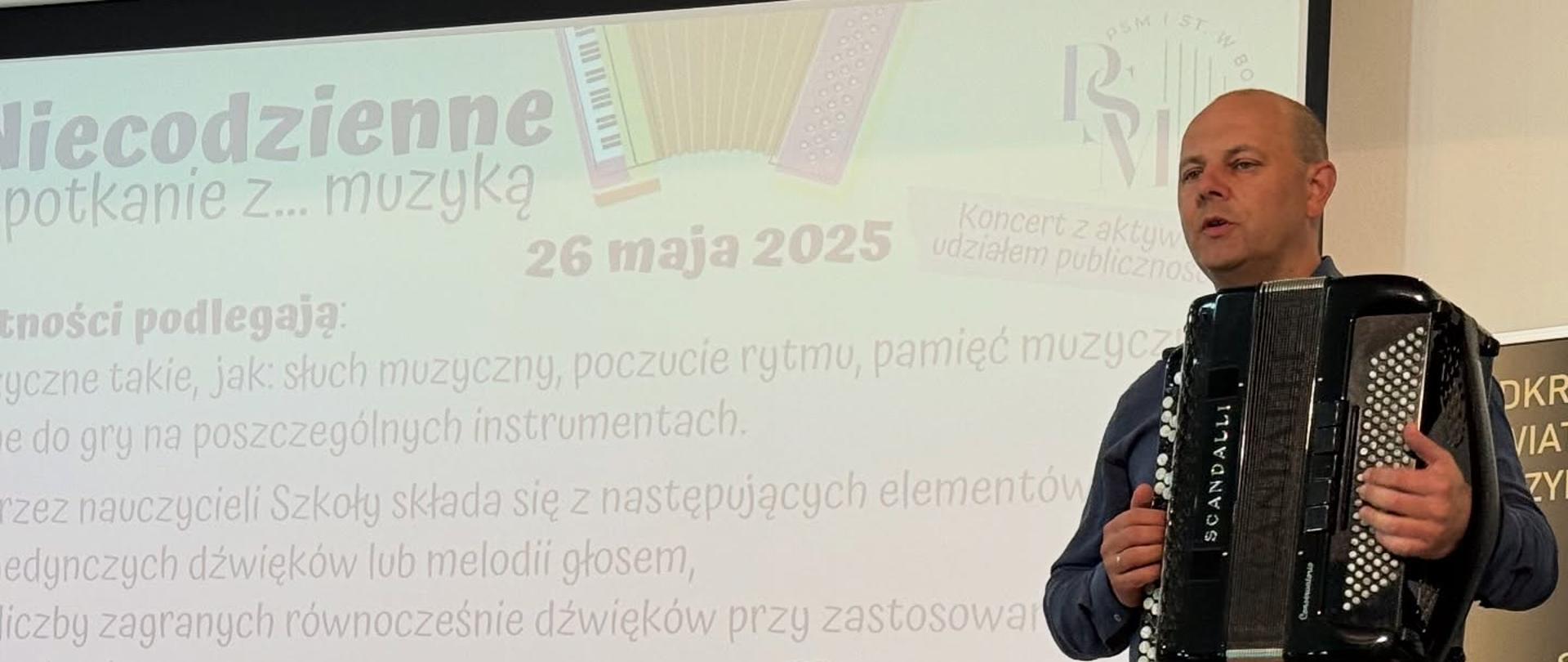 Zdjęcie przedstawiające wykonawców koncertu, który odbył się 26 maja 2025 roku w auli szkoły.