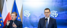 Premier Mateusz Morawiecki oraz minister Mariusz Kamiński podczas Europejskiego Dnia Numeru Alarmowego 112 w MSWiA