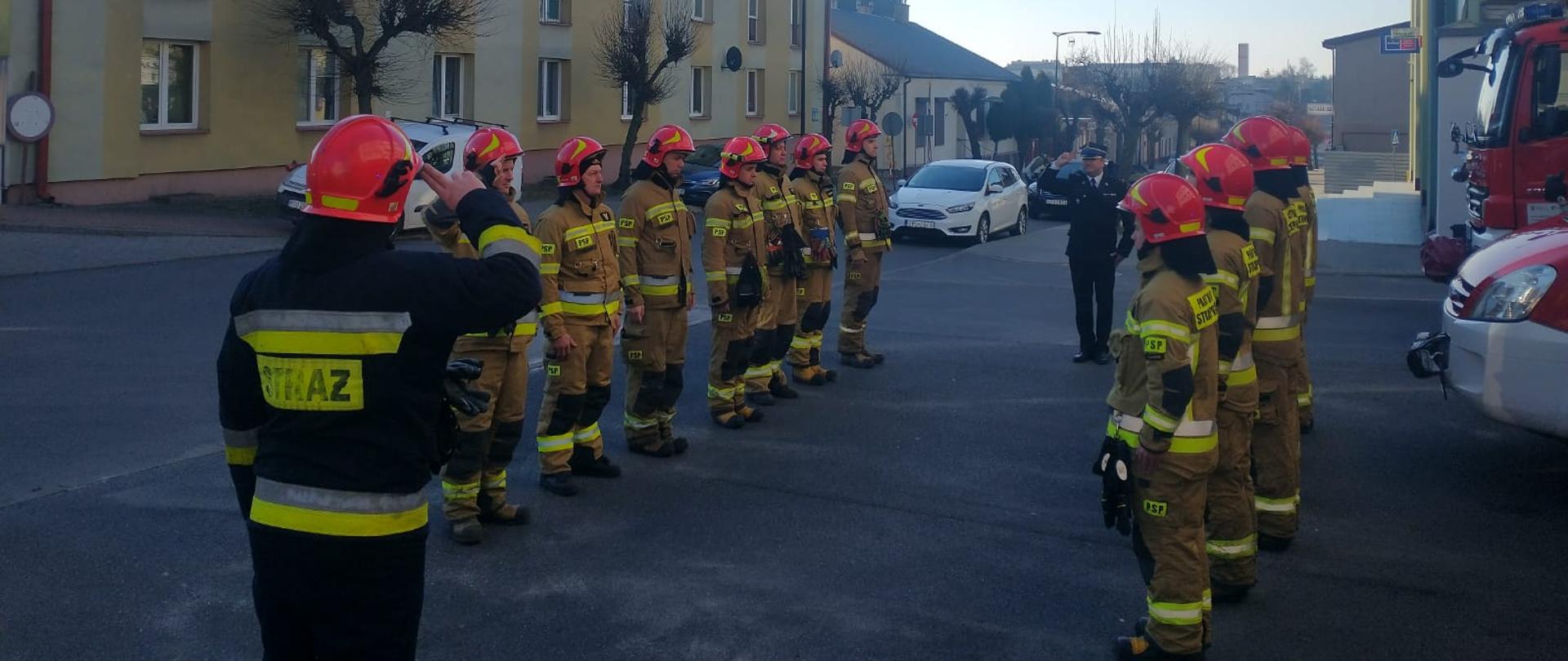 Apel na którym strażacy z Państwowej Straży Pożarnej w Poddębicach oddają hołd. 