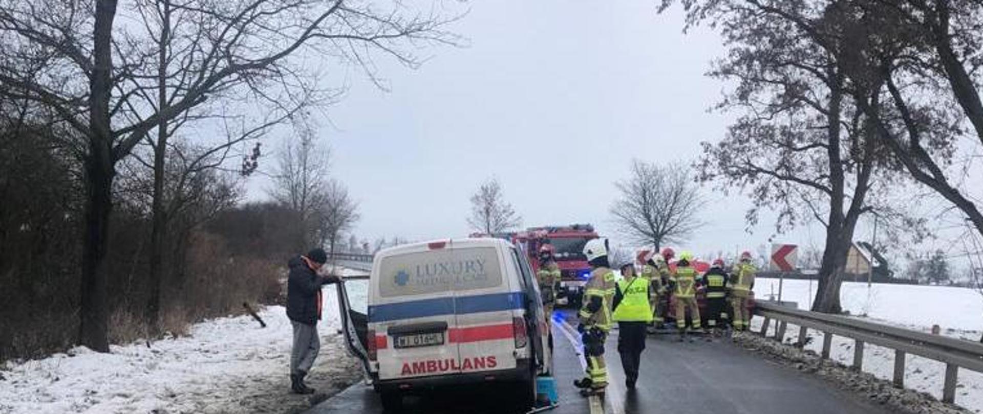 Na drodze tył karetki pogotowia i ratownicy