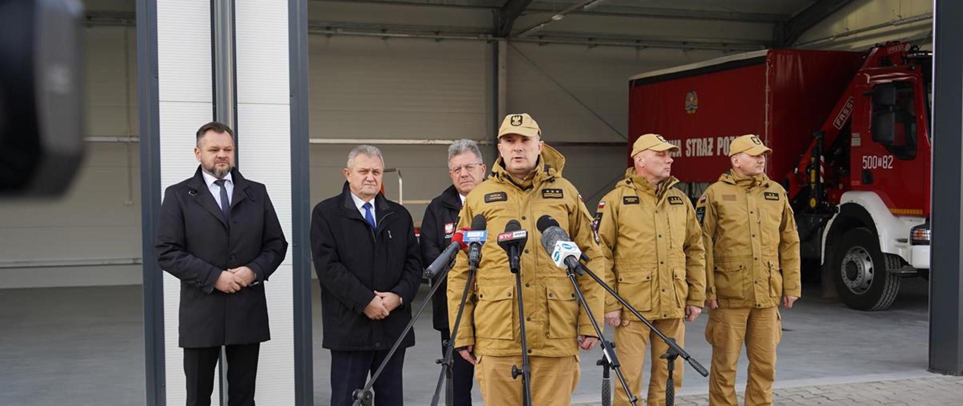 W dniu 17 grudnia br. Wojewoda Józef Bryk, Świętokrzyski Komendant Wojewódzki PSP st. bryg. Marcin Charuba wraz z zastępcą st.bryg. Grzegorzem Rajcą oraz starosta staszowski Pan Romuald Zgrzywa odwiedzili magazyn, który powstał ze środków rządowego Programu Ochrony Ludności i Obrony Cywilnej znajdujący się na terenie Komendy Powiatowej Państwowej Straży Pożarnej w Staszowie. 