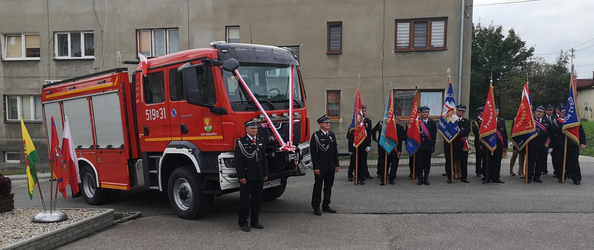 Uroczyste przekazanie samochodu pożarniczego jednostce OSP Biskupiec w pow. nowomiejskim