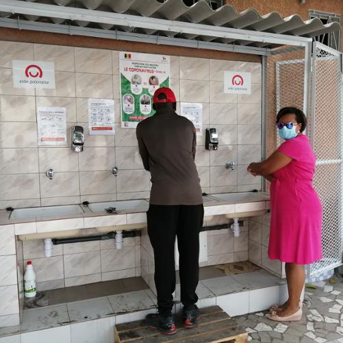 przychodnia St. Laurent, umywalnia przed przychodnią St Laurent/ Autor: Anna Haris, październik 2020,