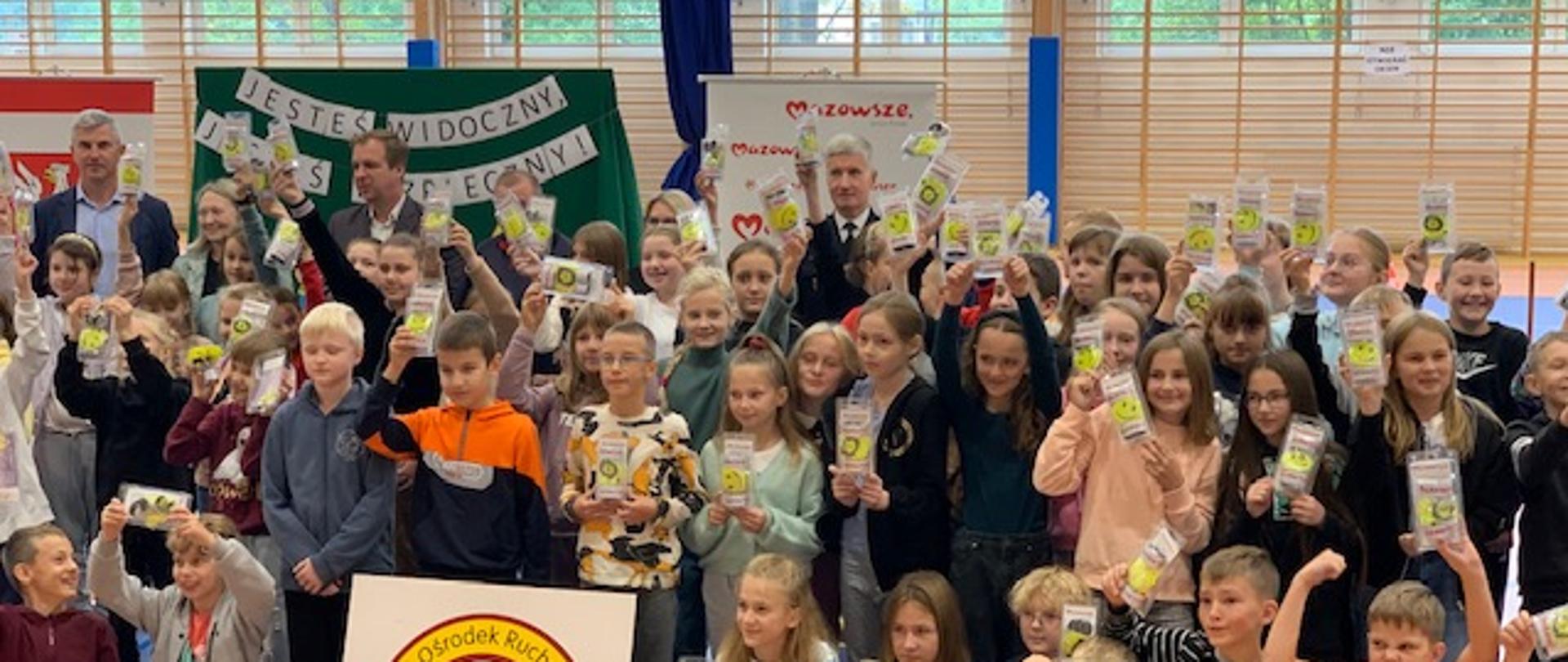 grupowe zdjęcie dzieci szkolnych na sali gimnastycznej