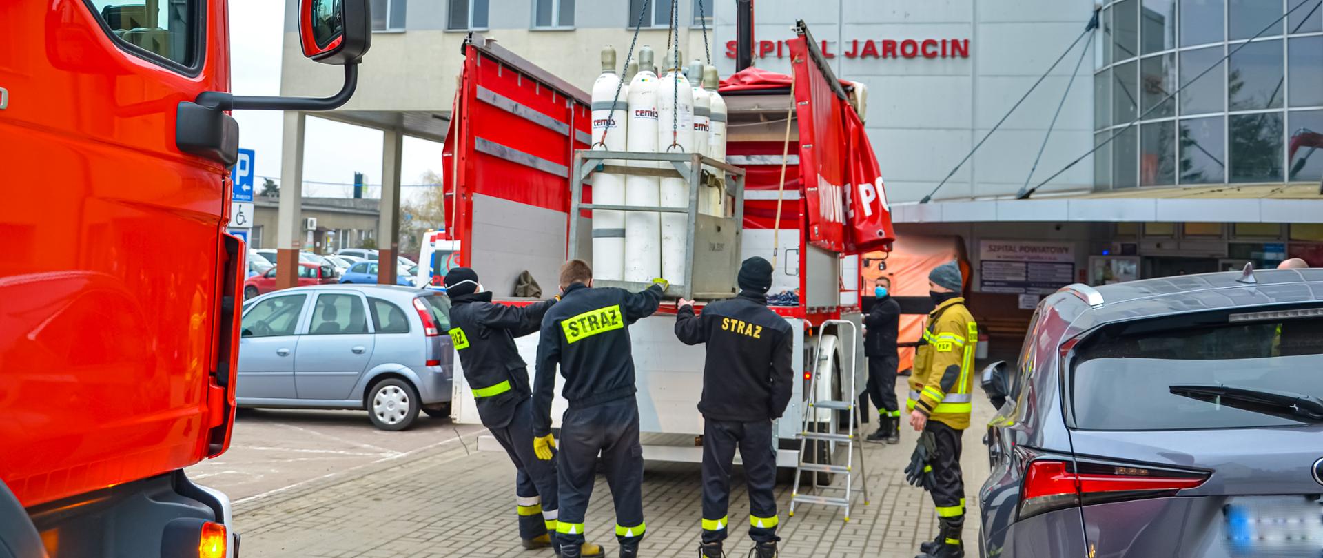 ściąganie wózka z tlenem z przyczepy pojazdu 