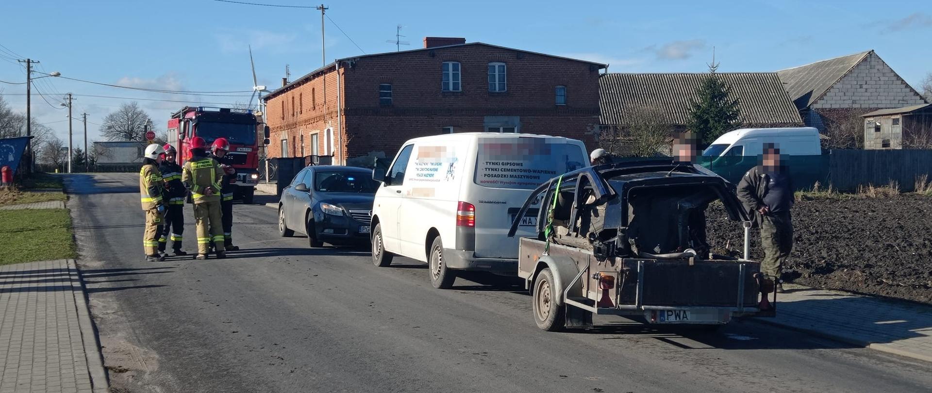 Na zdjęciu widać auto uczestniczące w potrąceniu, samochody straży pożarnej i policji oraz gapiów 