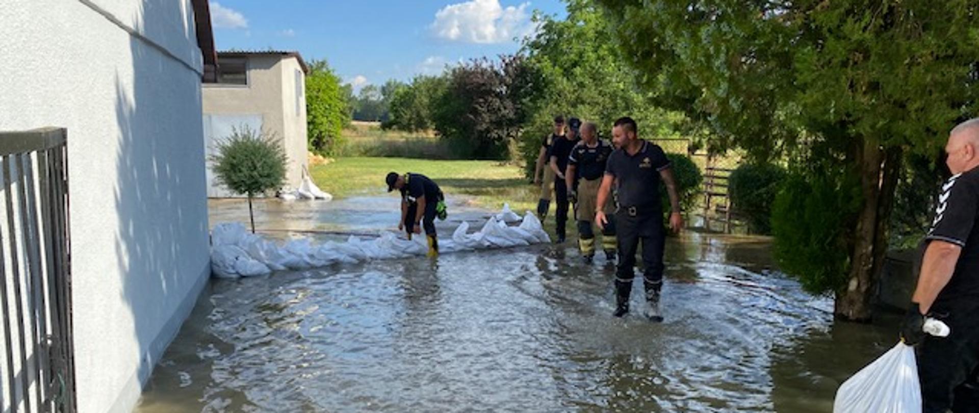 Strażacy w ewakuacji
