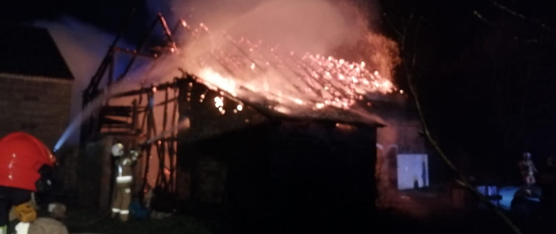 Pożar na dachu stodoły.