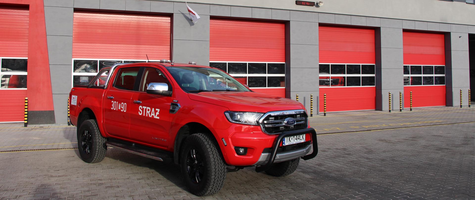 Nowy lekki samochód rozpoznania ratowniczego Ford Ranger na tle budynku Jednostki Ratowniczo-Gaśniczej Numer 1 w Kielcach
