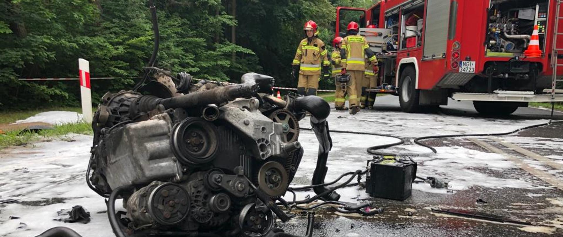 Strażacy udzielają pomocy podczas wypadku drogowego.
