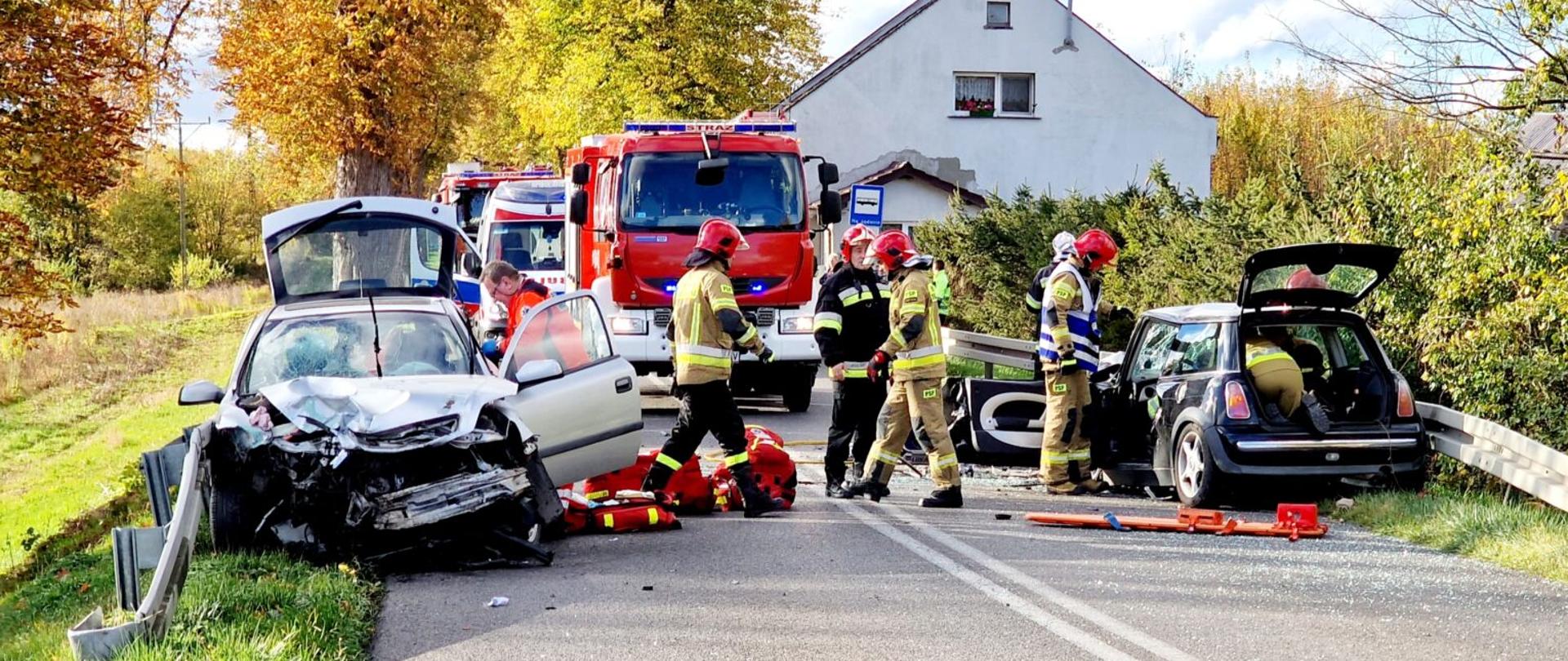 Dwa rozbite pojazdy na drodze oraz służby w czasie czynności ratowniczych