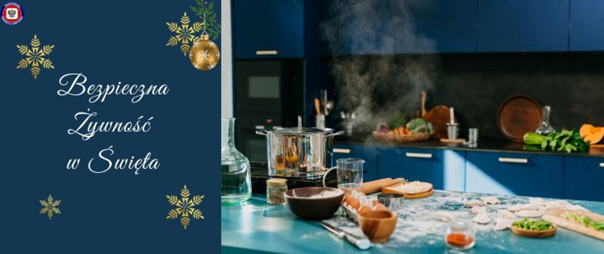 Na granatowym tle widok kuchni. Na blacie mąka, jajka, przygotowane do gotowania pierogi, wałek. w tle garnek ze stali nierdzewnej do gotowania pierogów. W tle niebieskie meble. Na blacie różne warzywa i owoce. Po lewej stronie napis Bezpieczna żywność w Święta. Wokół napisu złote gwiazdki. W lewy górnym rogu logo Państwowej Inspekcji Sanitarnej.