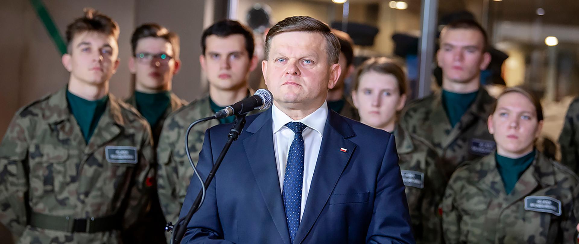 W Muzeum Wojska Polskiego, Wojciech Skurkiewicz, sekretarz stanu w MON oraz Jarosław Szarek, prezes Instytutu Pamięci Narodowej ogłosili konkurs skierowany do uczniów klas mundurowych