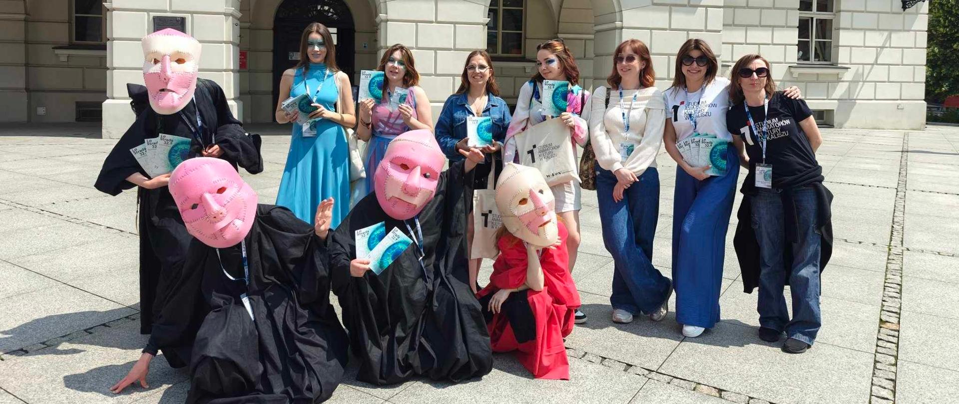 Fotoreportaż z udziału Słuchaczy Studium Animatorów Kultury w Kaliszu z tegorocznej 32. edycji La Strady 2025. Zdjęcia pokazują słuchaczy w różnych przestrzeniach miejskich, w wielu pozach, kostiumach i konfiguracjach osobowych. 