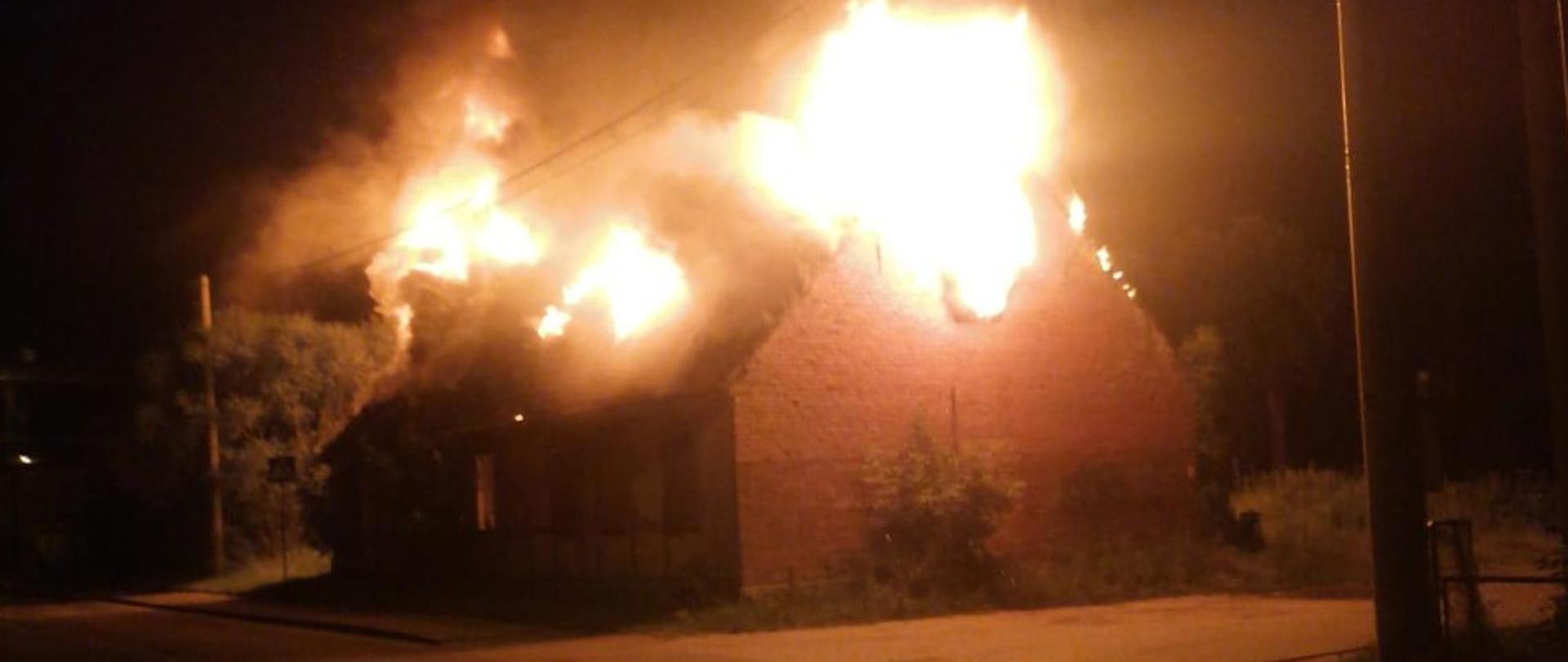 Pożar pustostanu w miejscowości Łęknica - cały budynek objęty ogniem 