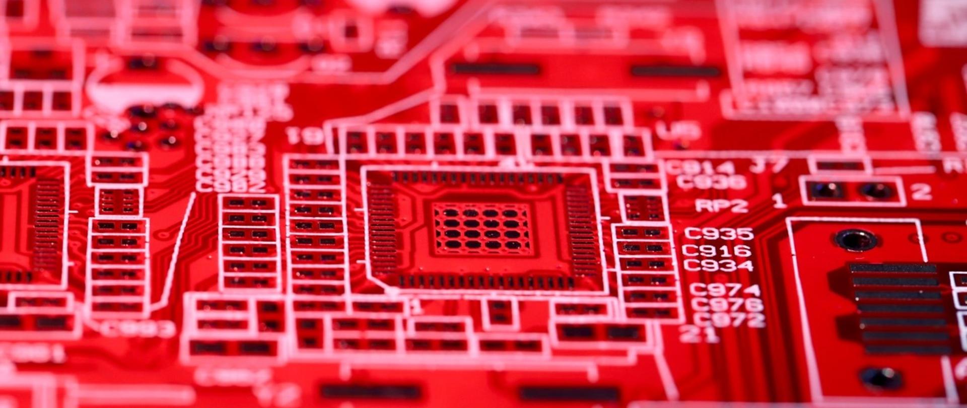 Oryginał zdjęcia autorstwa Nic Wood z portalu Pexels. Zdjęcie przedstawia obwody drukowane o dużej gęstości połączeń