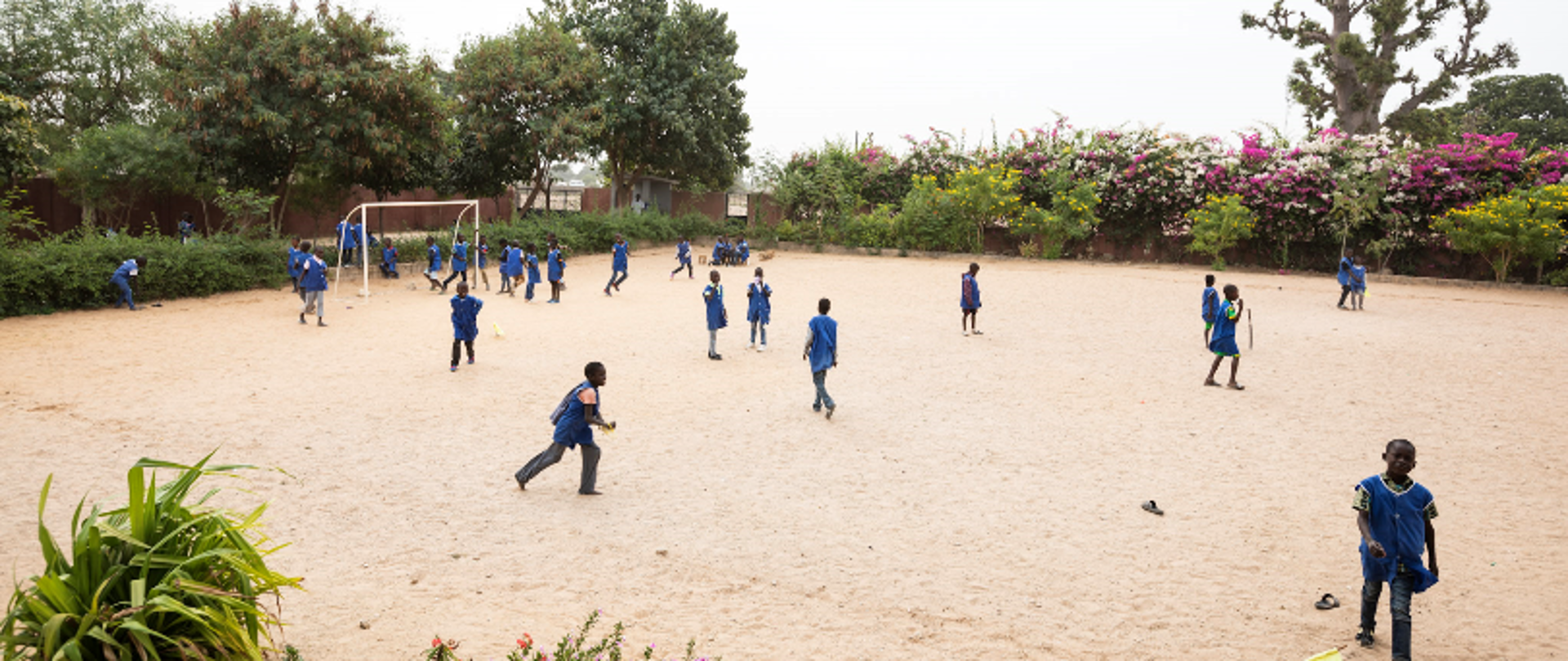Dzieci grające w piłkę nożną na boisku szkolnym