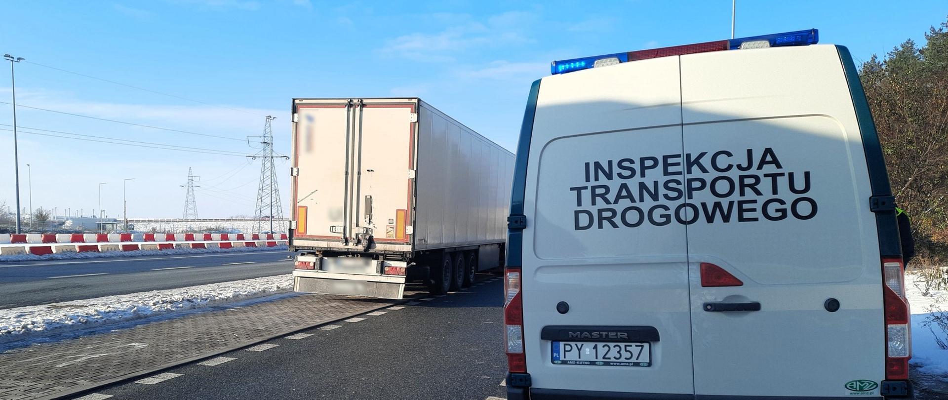 Miejsce kontroli ciężarówki zatrzymanej przez patrol wielkopolskiej Inspekcji Transportu Drogowego. Ciągnik siodłowy z podpiętą naczepą stoi obok oznakowanego furgonu ITD.