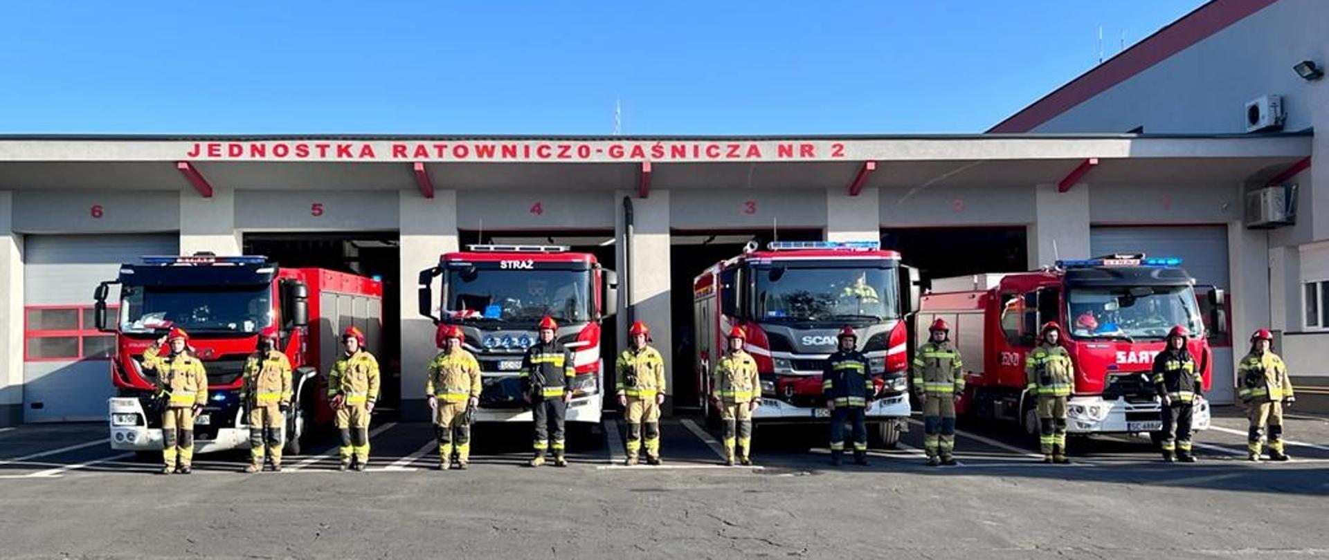 Funkcjonariusze Państwowej Straży Pożarnej podczas minuty ciszy dla strażaków poległych na Ukrainie.