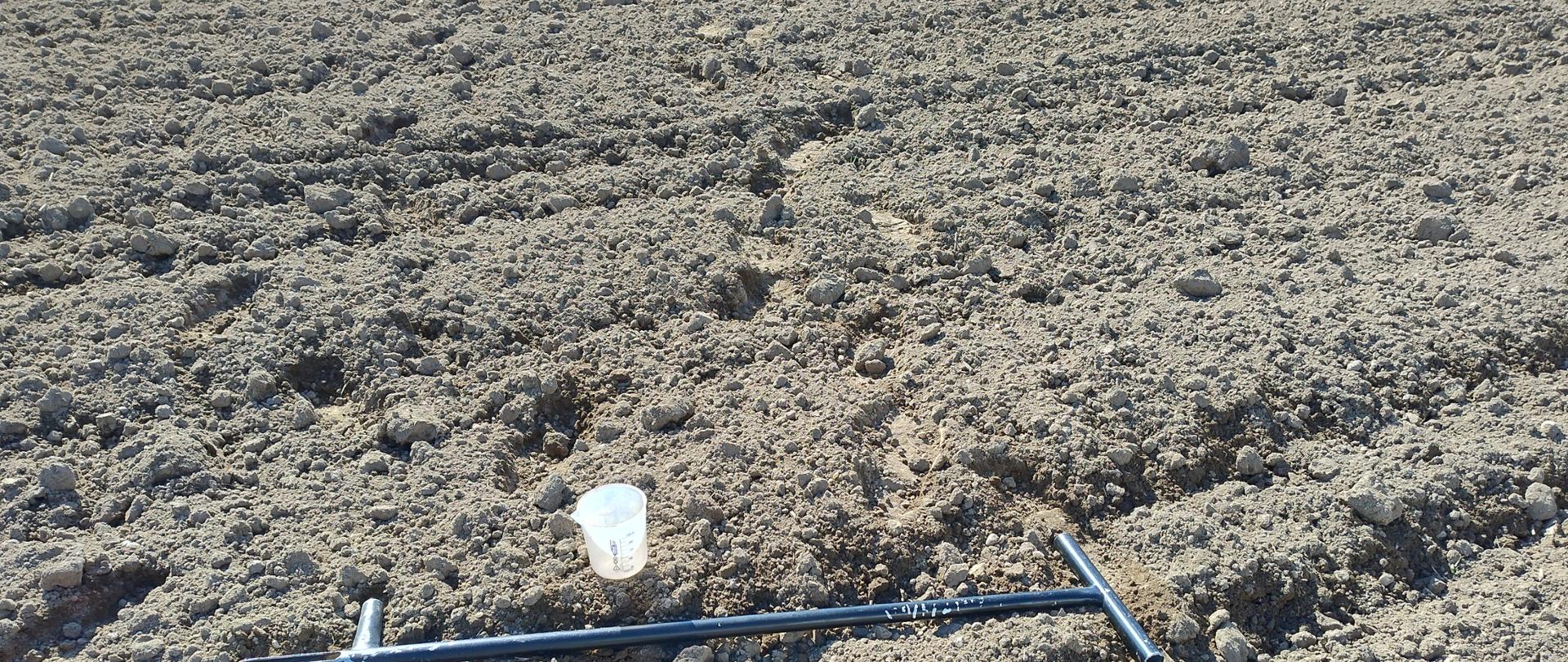 Zdjęcie przedstawia laskę, którą pobiera się próby gleby 