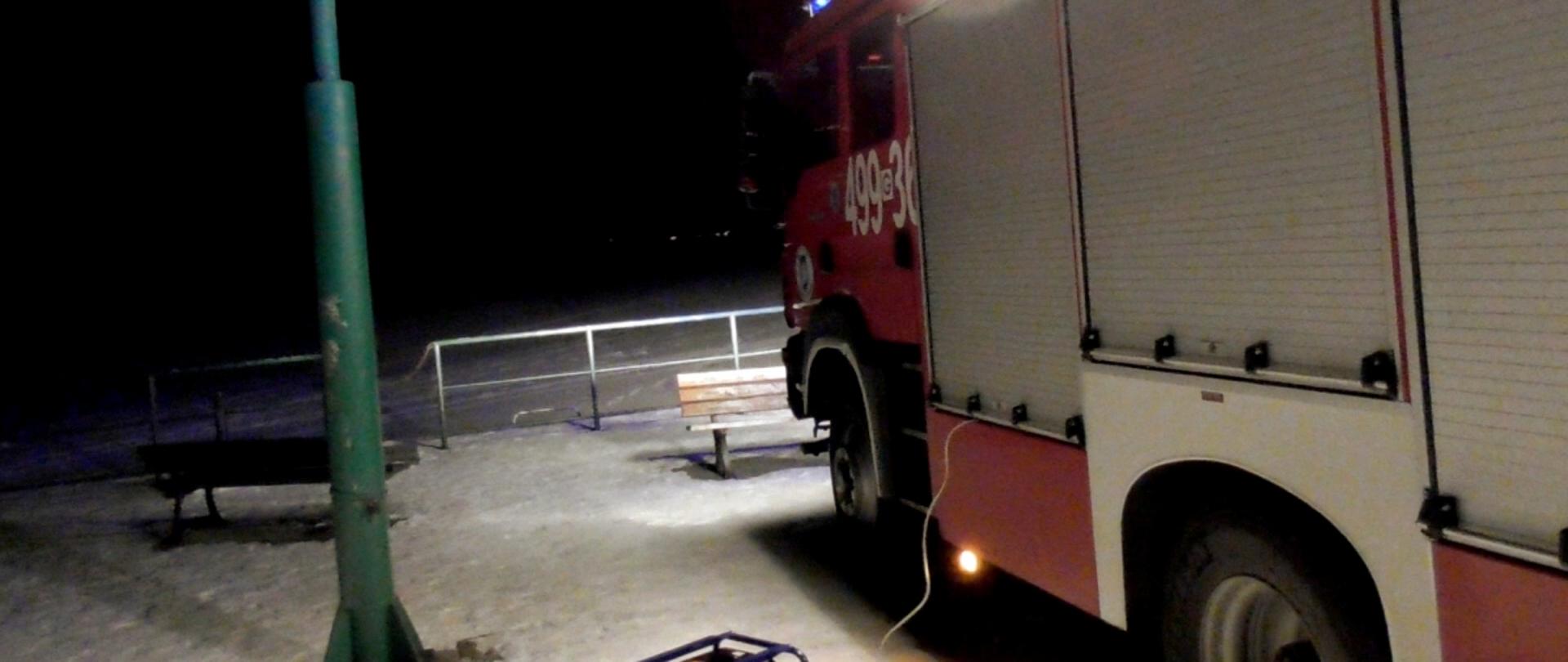 Samochód pożarniczy w pobliżu Zalewu Wiślanego