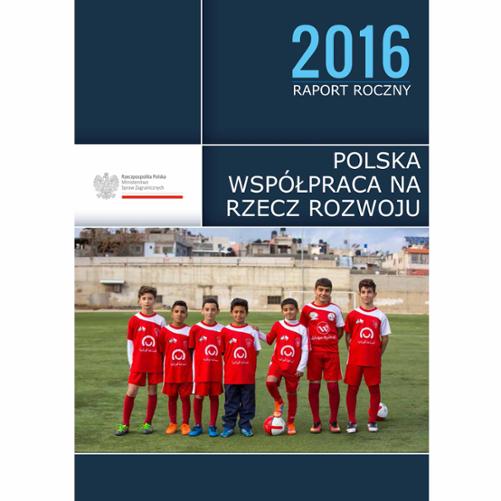 Polska współpraca rozwojowa - Raport roczny 2017 - grupa chłopców ubranych w stroje sportowe stoi na boisku do gry w piłkę