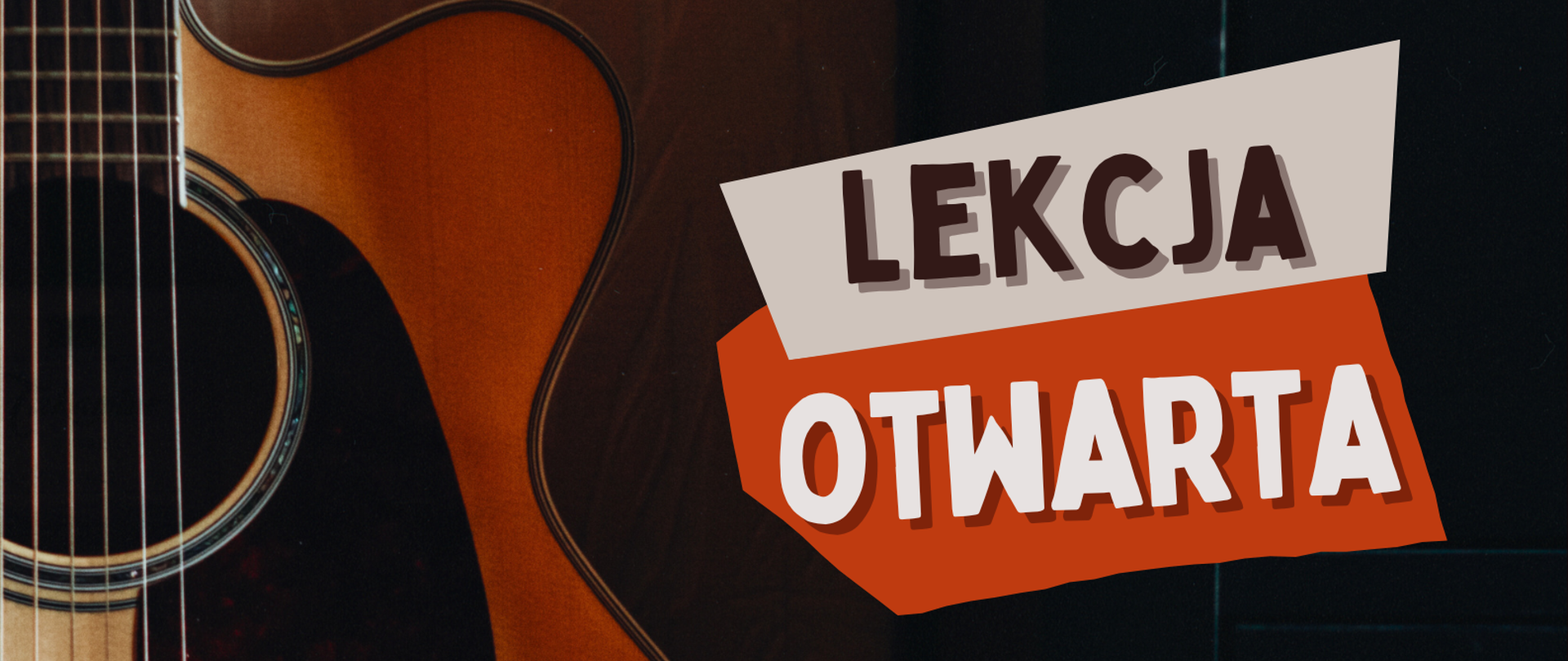 Plakat czarne tło przechodzące z lewej strony w brąz połowa gitary klasycznej widoczna na zdjęciu z całą strunnicą z prawej strony na biało-czerwonym tle napis lekcja otwarta poniżej 20 maja 2024 godzina 18:30 sala nr 35 prowadzący magister Paweł Kaliciński obok zdjęcie nauczyciela w trakcie gry na gitarze poniżej napis białymi literami Państwowa Szkoła Muzyczna im Jerzego Hellera w Głuchołazach