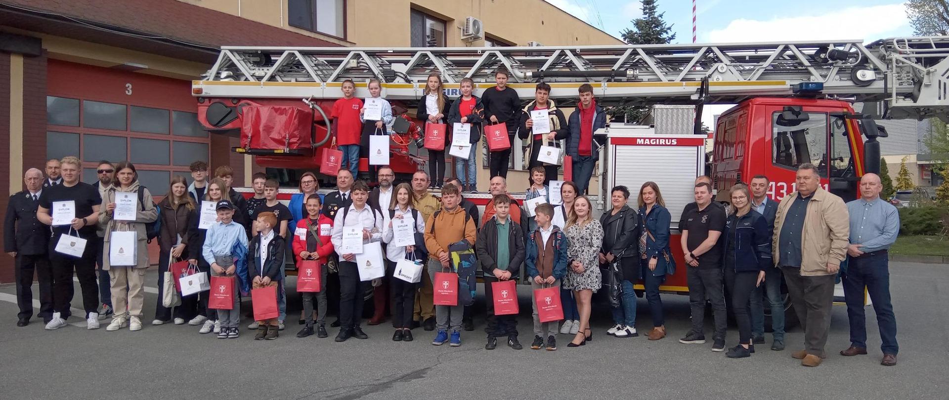 Uczestnicy eliminacji do Ogólnopolskiego Turnieju Wiedzy Pożarniczej "Młodzież Zapobiega Pożarom"