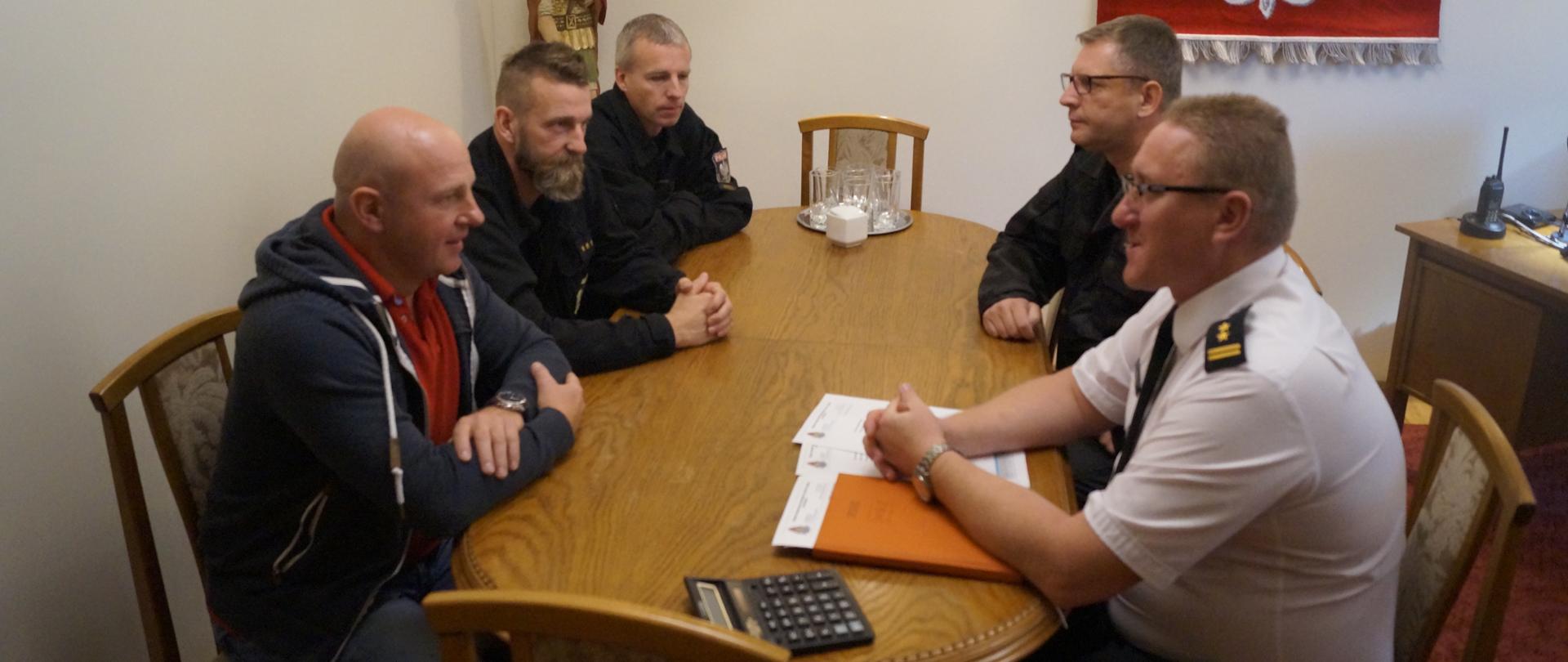 Kierownictwo Komendy siedzące na przeciwko delegacji związków zawodowych