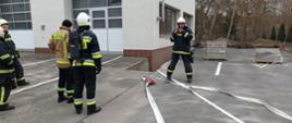 Szkolenie kierującego działaniem ratowniczym dla strażaków ratowników OSP. Przekazywanie informacji przez dowódcę do Stanowiska Kierowania. 