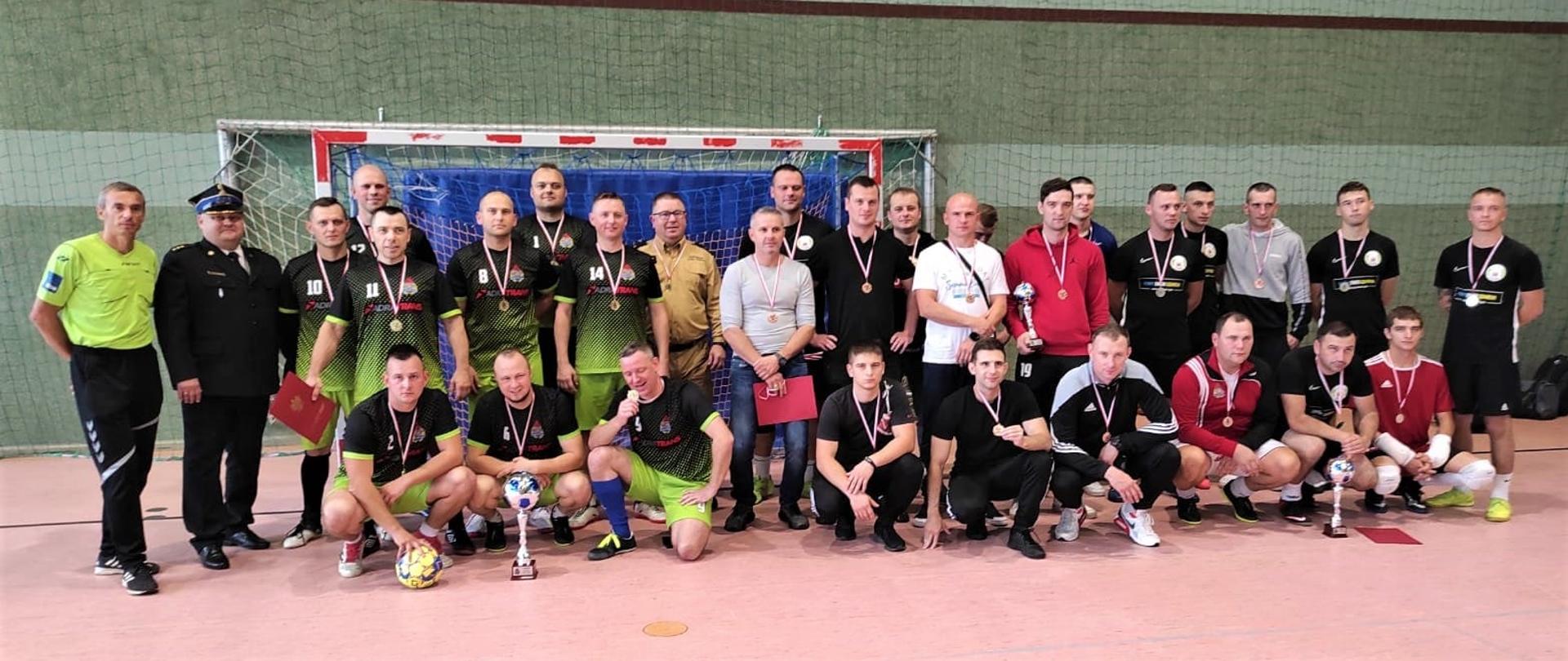 Zdjęcie przedstawia funkcjonariuszy PSP biorących udział w zawodach.