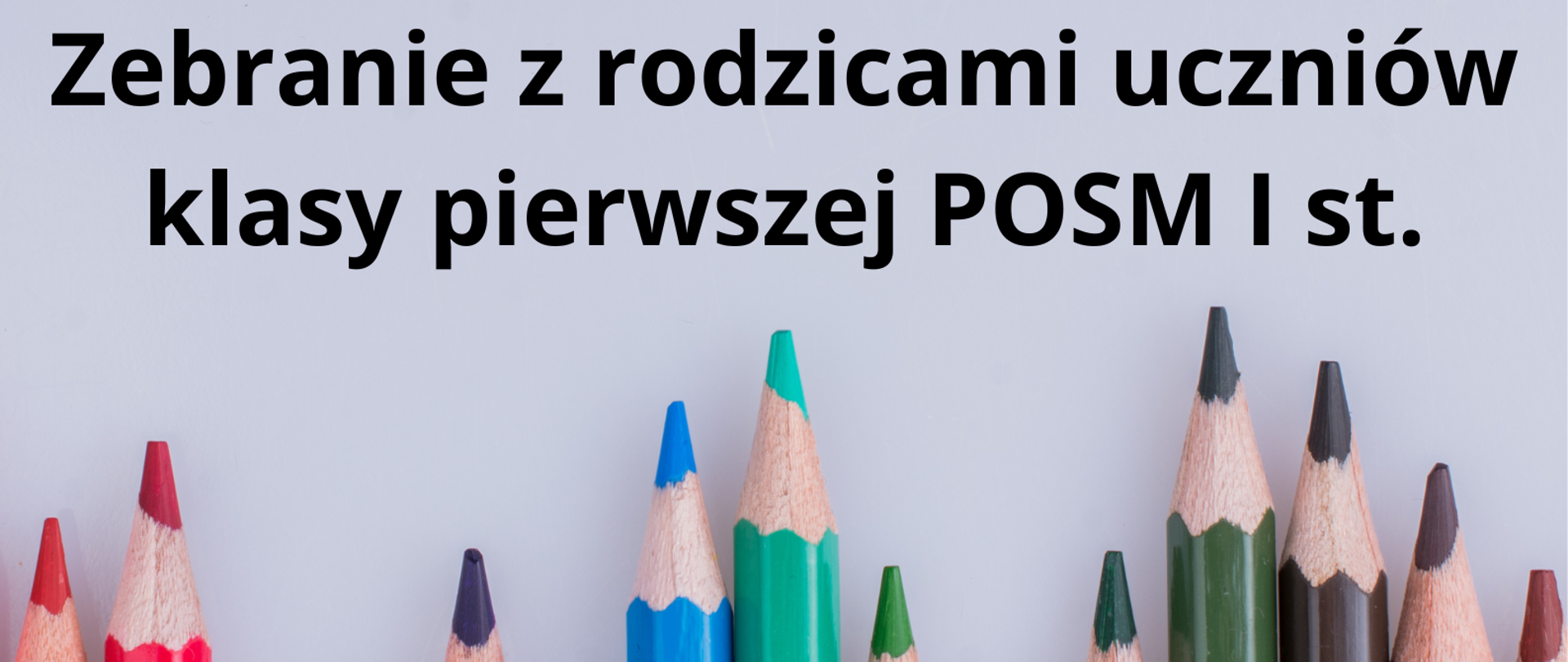 Na białym tle zdjęcie z kredkami, a na nim napis informujący o zebraniu z rodzicami uczniów klasy pierwszej POSM I stopnia