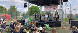 Występ na scenie przed widownią na festynie szkolnym Pyra na 5.