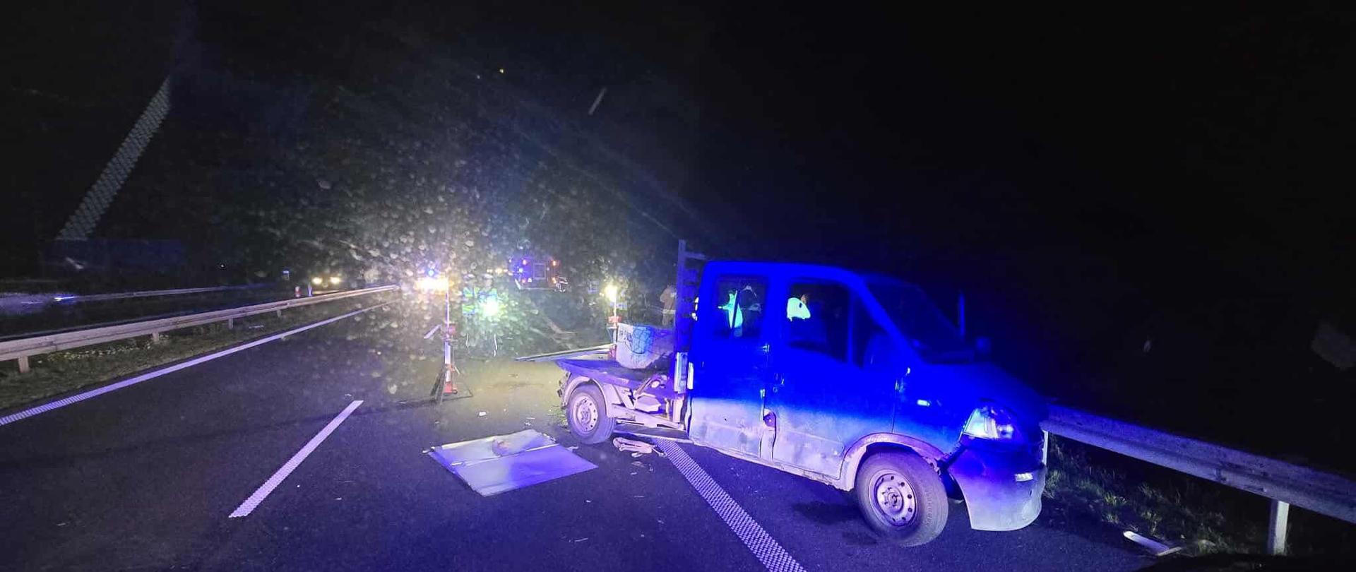 Samochód znajduje się przy barierach, jest ciemno