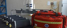 Na zdjęciu sprzęt medyczny torba PSP r-1 butla tlenowa oraz butle z powietrzem.