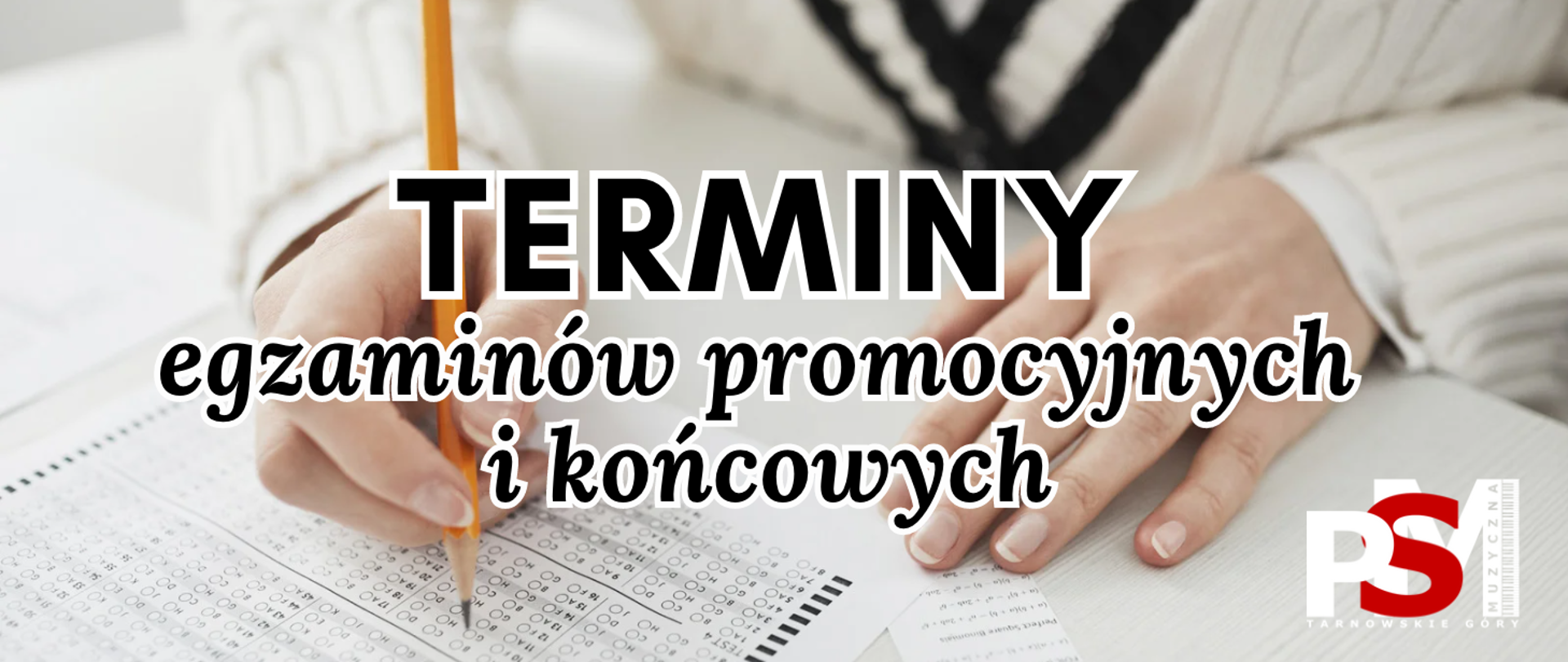 na białym tle dłonie trzymające ołówek i zaznaczające wybraną odpowiedź testową . Na środku napis Terminy egzaminów promocyjnych i końcowych . w prawym dolnym rogu logo szkoły