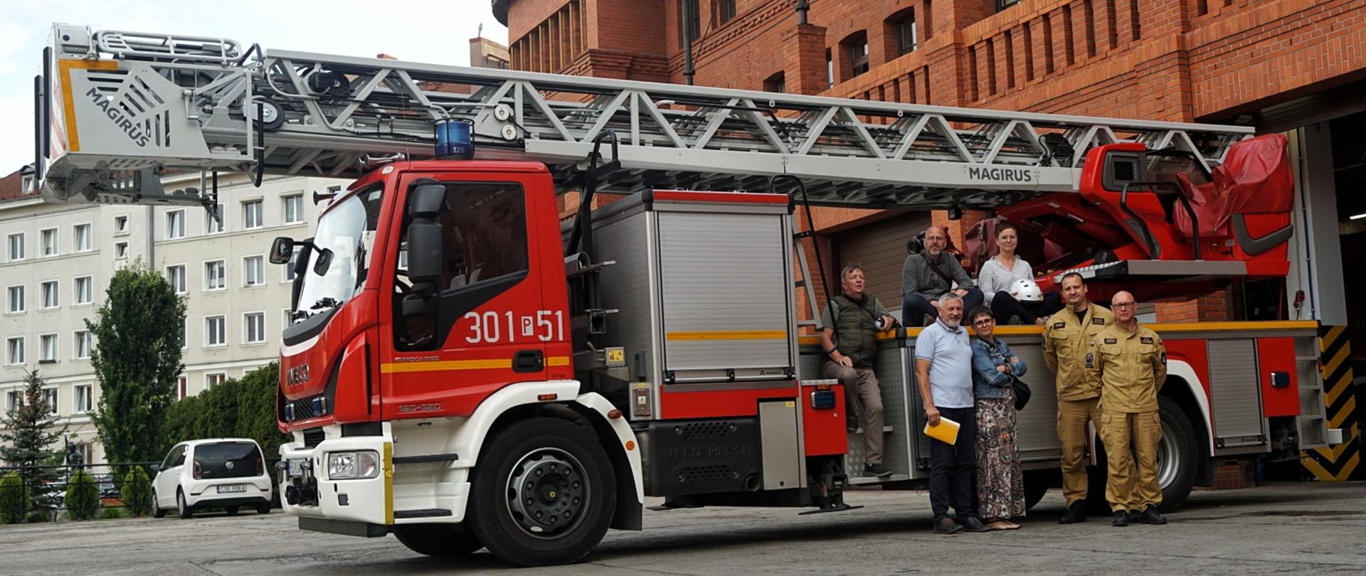 Kierownictwo JRG 1 wraz z przedstawicielami Rad Osiedli na tle drabiny mechanicznej