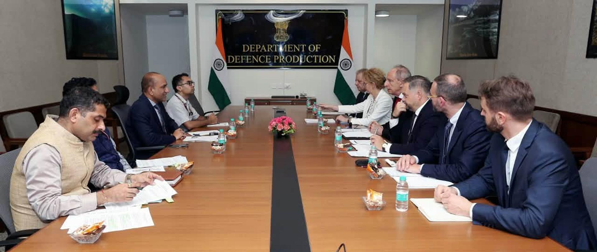 Polish and Indian delegations hold talks at a conference table at India’s Department of Defence Production. 