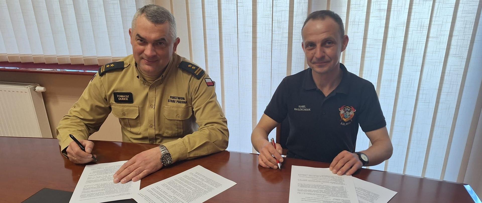 W dniu 17 kwietnia br. w Komendzie Powiatowej Państwowej Straży Pożarnej w Nowej Soli odbyło się podpisanie umów dotyczących skierowania strażaków ratowników Ochotniczych Straży Pożarnych na szkolenie w zakresie uzyskania prawa jazdy kategorii C, uprawniającego do prowadzenia pojazdów uprzywilejowanych o dopuszczalnej masie całkowitej powyżej 3,5 t.