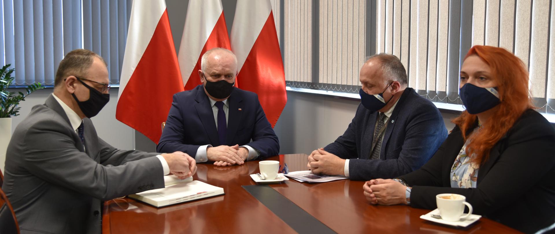 Wojewoda w czasie spotkania z burmistrzem Krosna i dyrektorem Wód Polskich z Wrocławia 