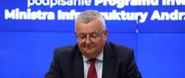 Minister infrastruktury Andrzej Adamczyk podczas podpisania Programu inwestycji dla rozbudowy węzła Emilia na skrzyżowaniu drogi ekspresowej S14 i autostrady A2, wraz z budową odcinka drogi krajowej nr 91 w województwie łódzkim