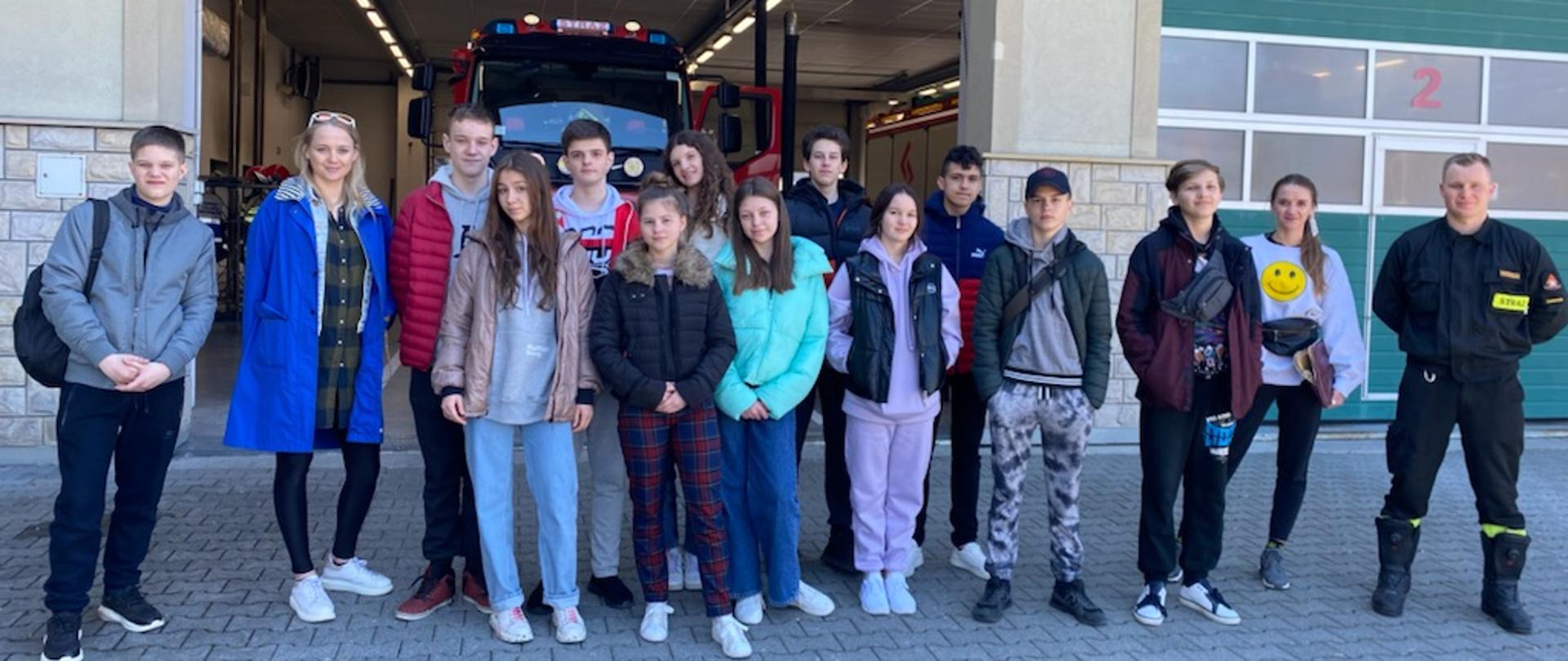 Grupa młodzieży na JRG