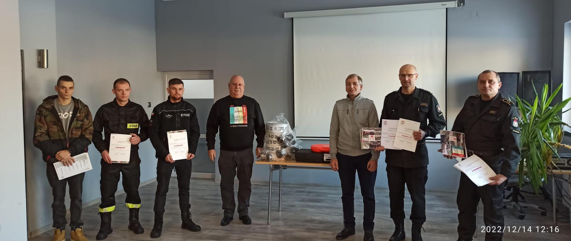 Przedstawiciele Żyrardowskiego Towarzystwa Cyklistów oraz funkcjonariusze KP PSP w Żyrardowie i strażacy ochotnicy pozują do wspólnego zdjęcia