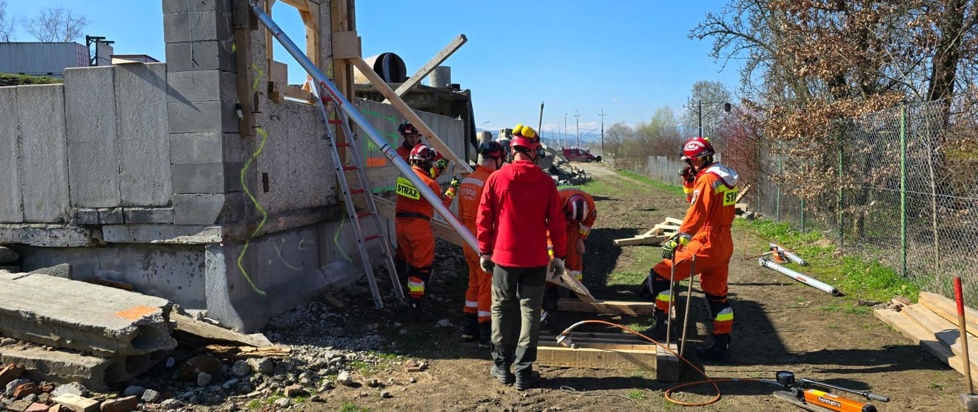 “Budowanie podpory ukośnej do stabilizacji niestabilnych ścian”