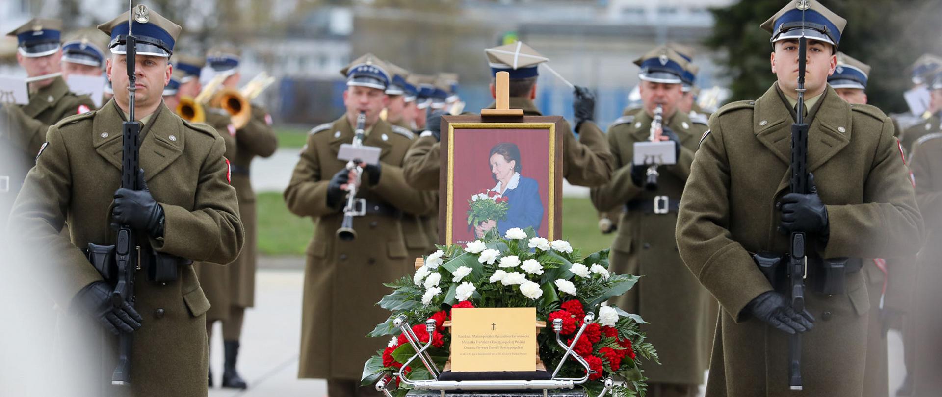Urna z prochami śp. Karoliny Kaczorowskiej.