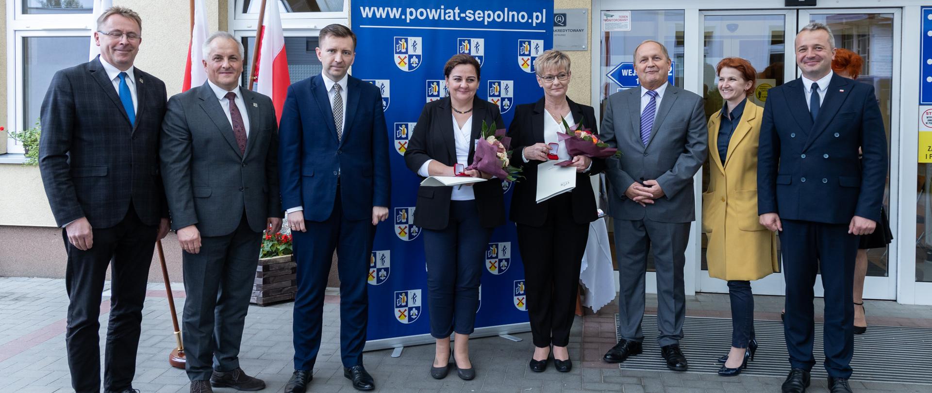 Minister Łukasz Schreiber i wojewoda Mikołaj Bogdanowicz podczas wręczenia Odznak Honorowych Ministra Zdrowia